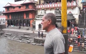 Manoel Morgado explica o ritual de cremação no Nepal
